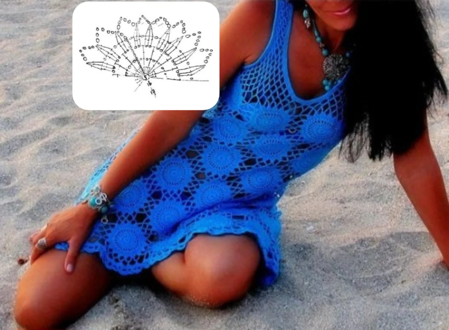 Vestido de crochet azul con patrón de flores