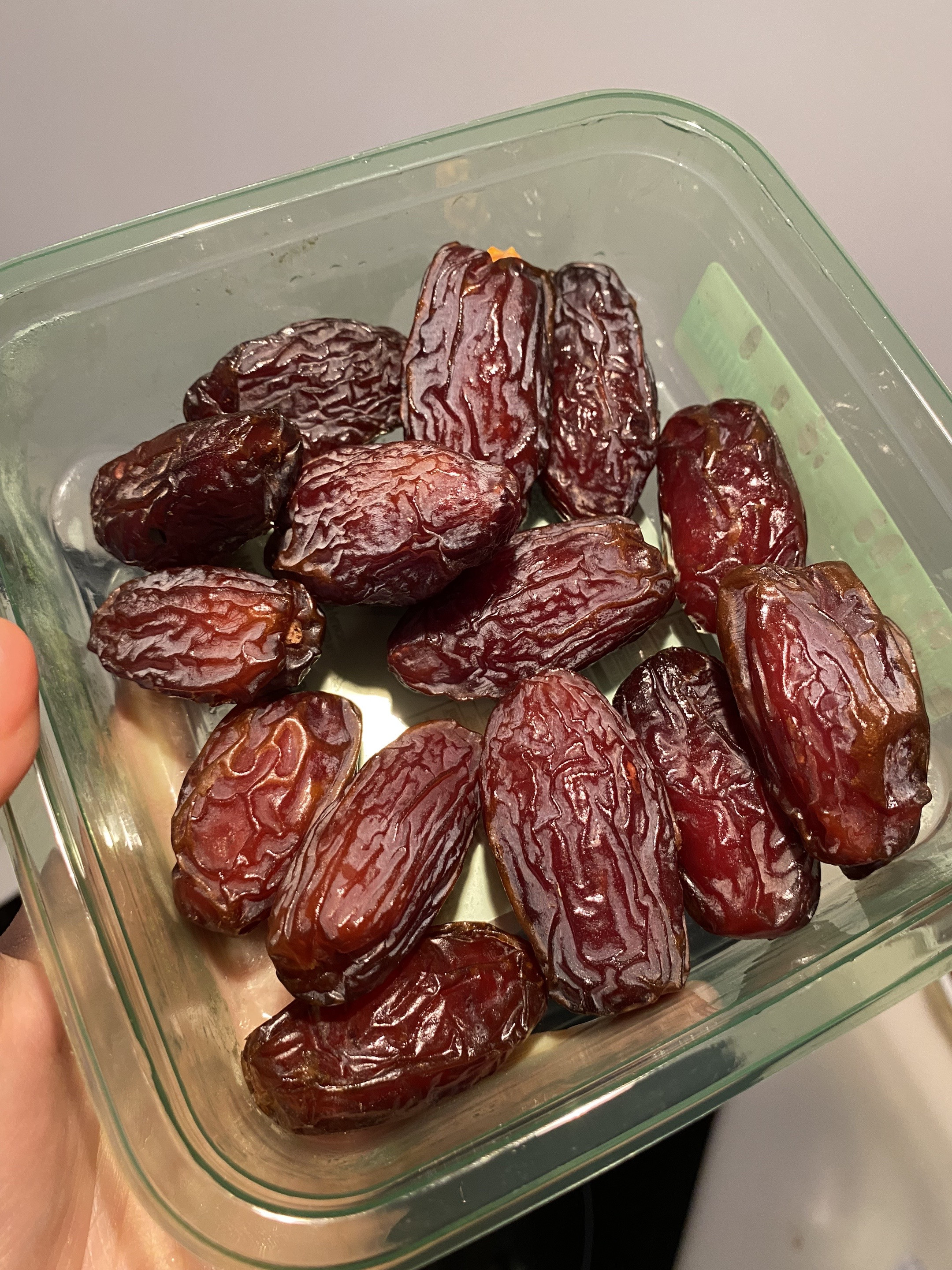 Viral Date Bark Recipe: Dark Chocolate, Nut Butter & Almonds for Ramadan