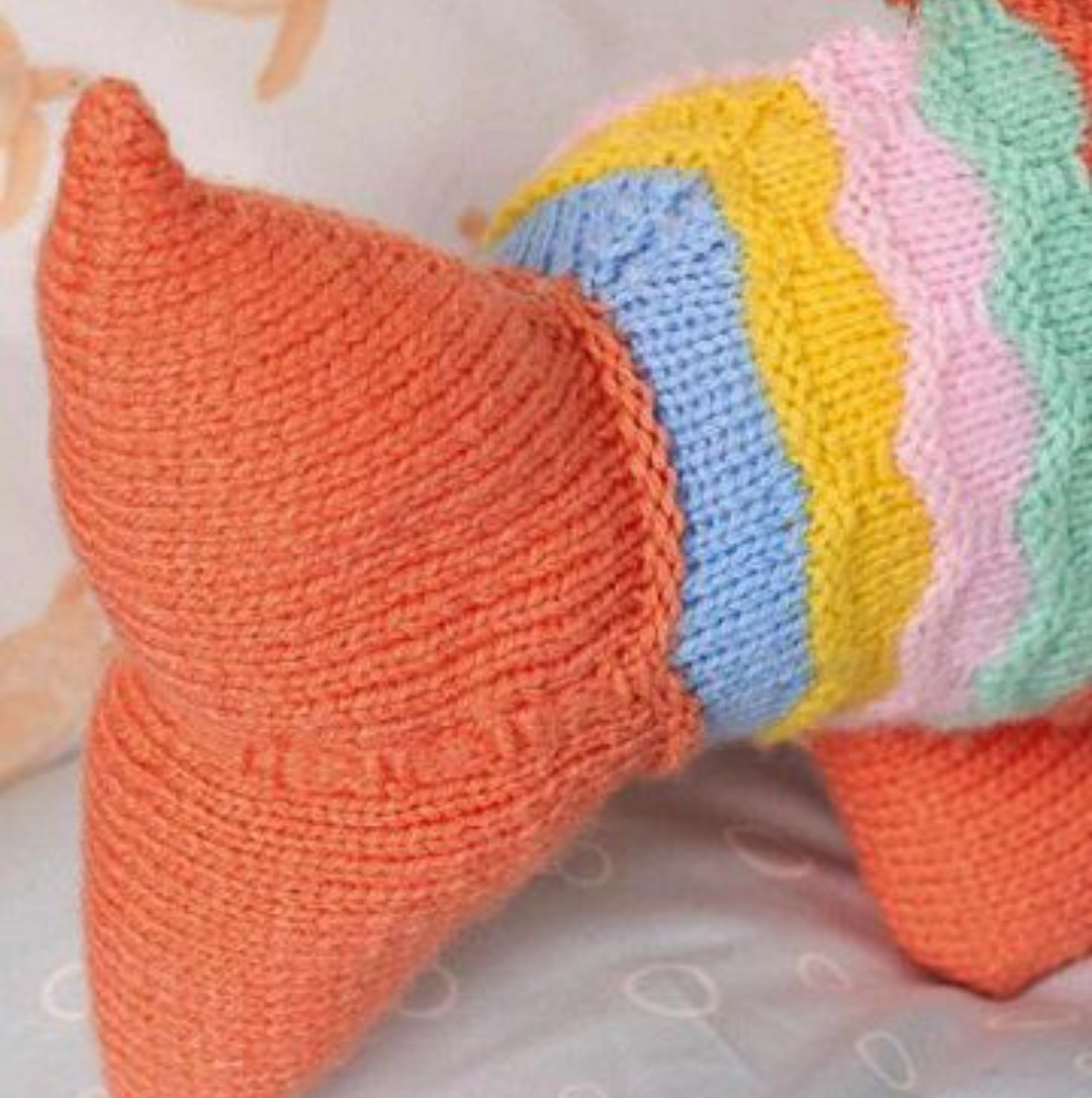 В'язана подушка у формі рибки з кольоровою лускою