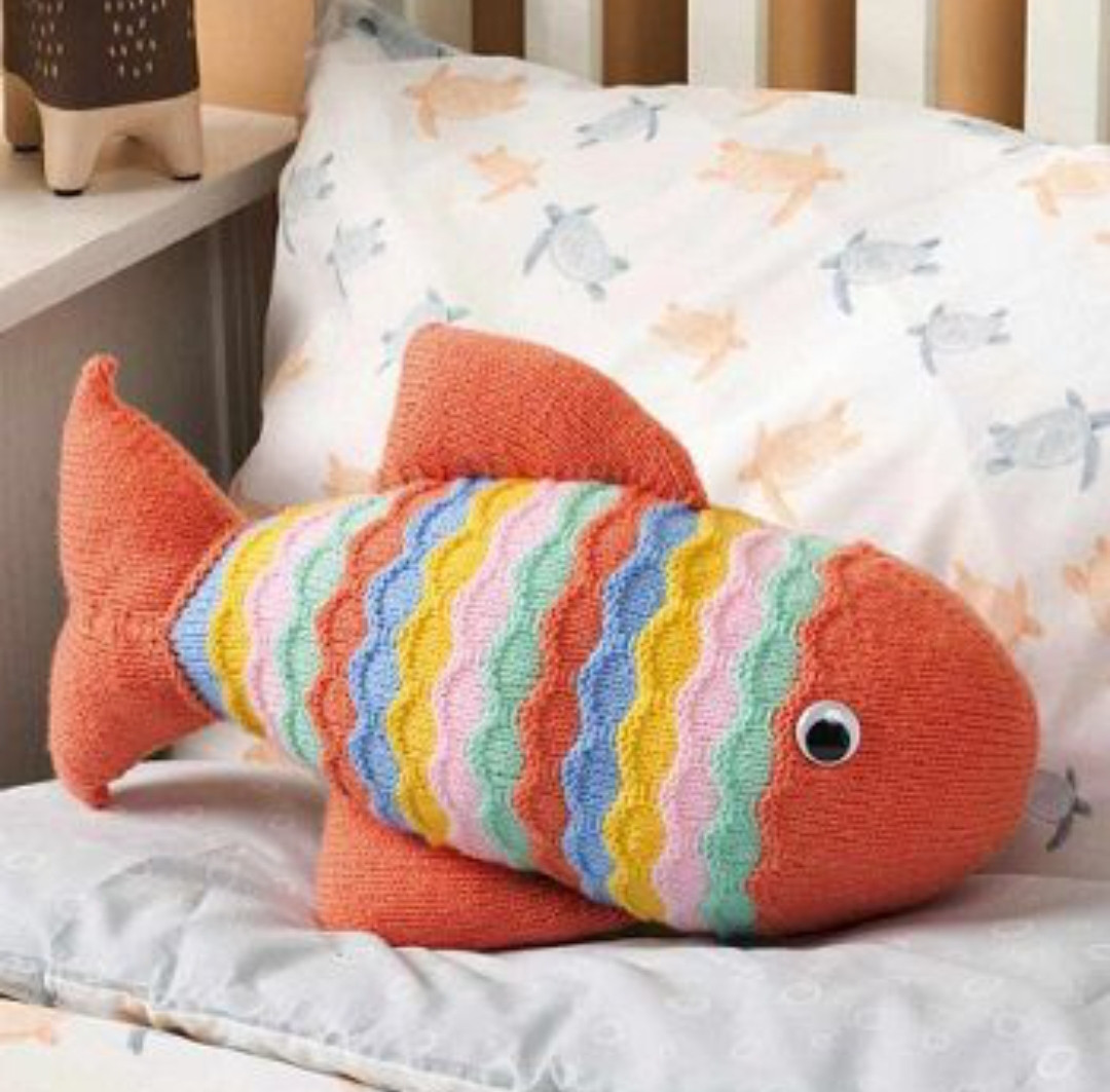В'язана подушка у формі рибки з кольоровою лускою