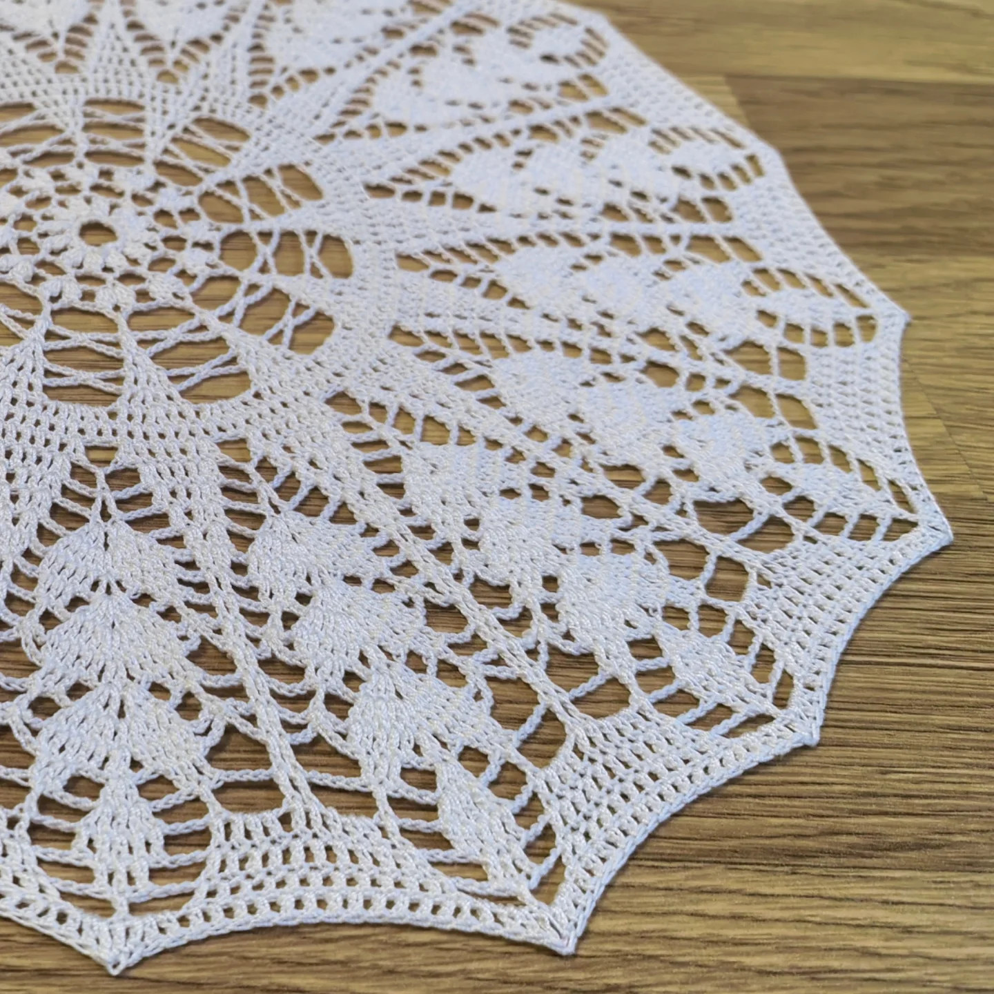 Вязаная салфетка крючком ПНК им. Кирова Кружевница, белый мерсеризованный хлопок, диаметр 28 см