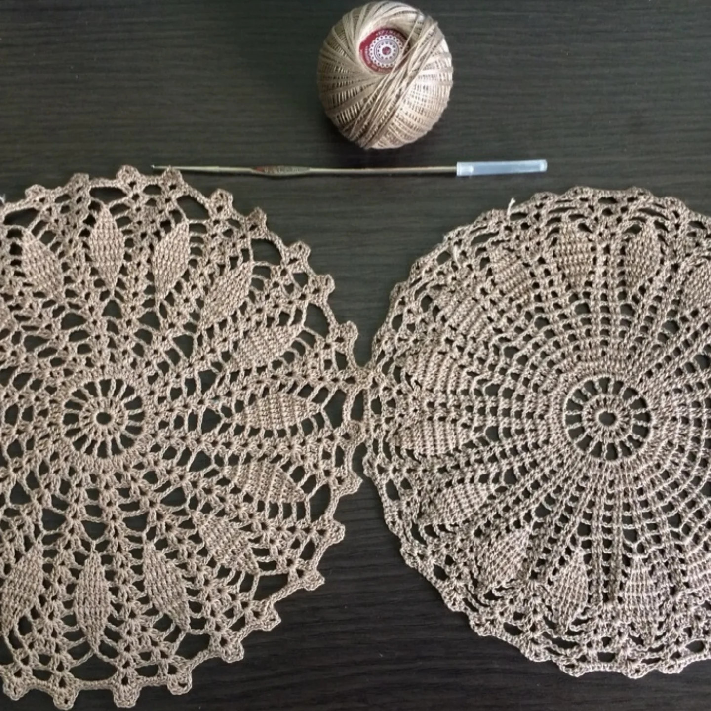 Vязанная салфетка крючком ПНК им. Кирова Кружевница, цвет стальной (6601), мерсеризованный хлопок 100%, диаметр около 14 см