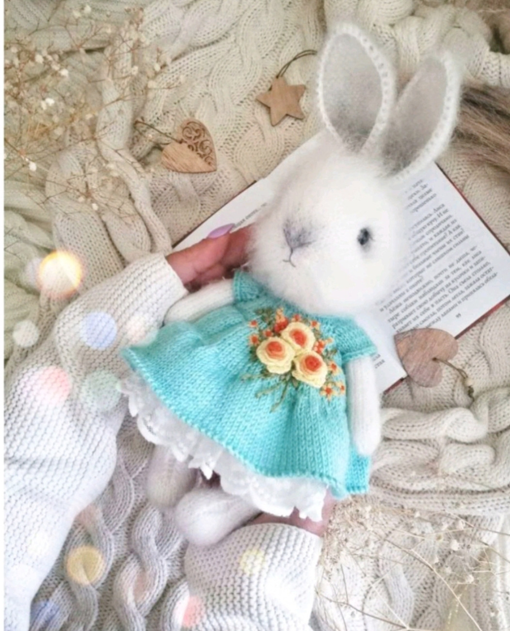 Вязаное платье с кружевами для кролика: схема и описание