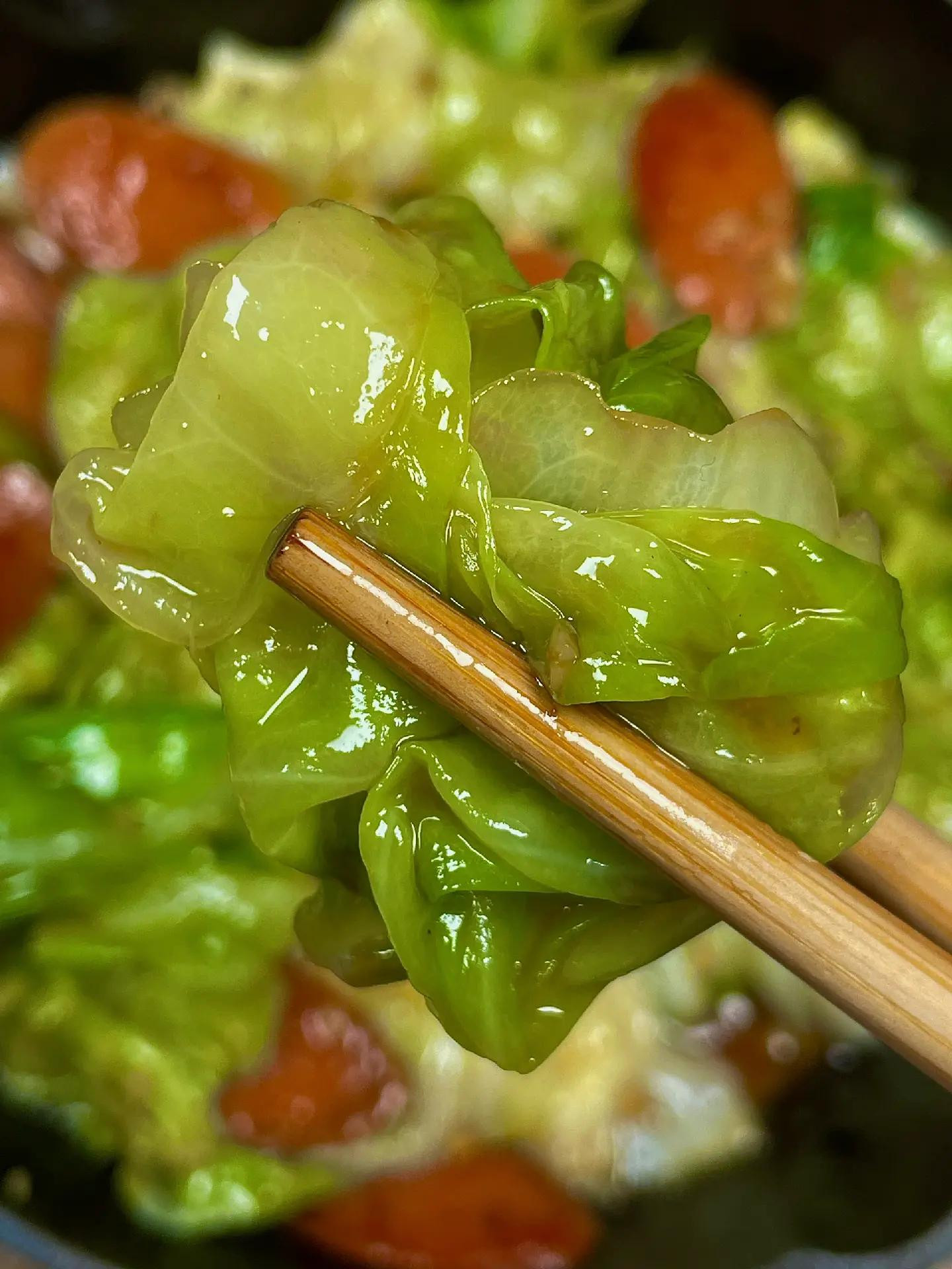 Xào bắp cải với xúc xích và tỏi băm, món ăn ngon đơn giản