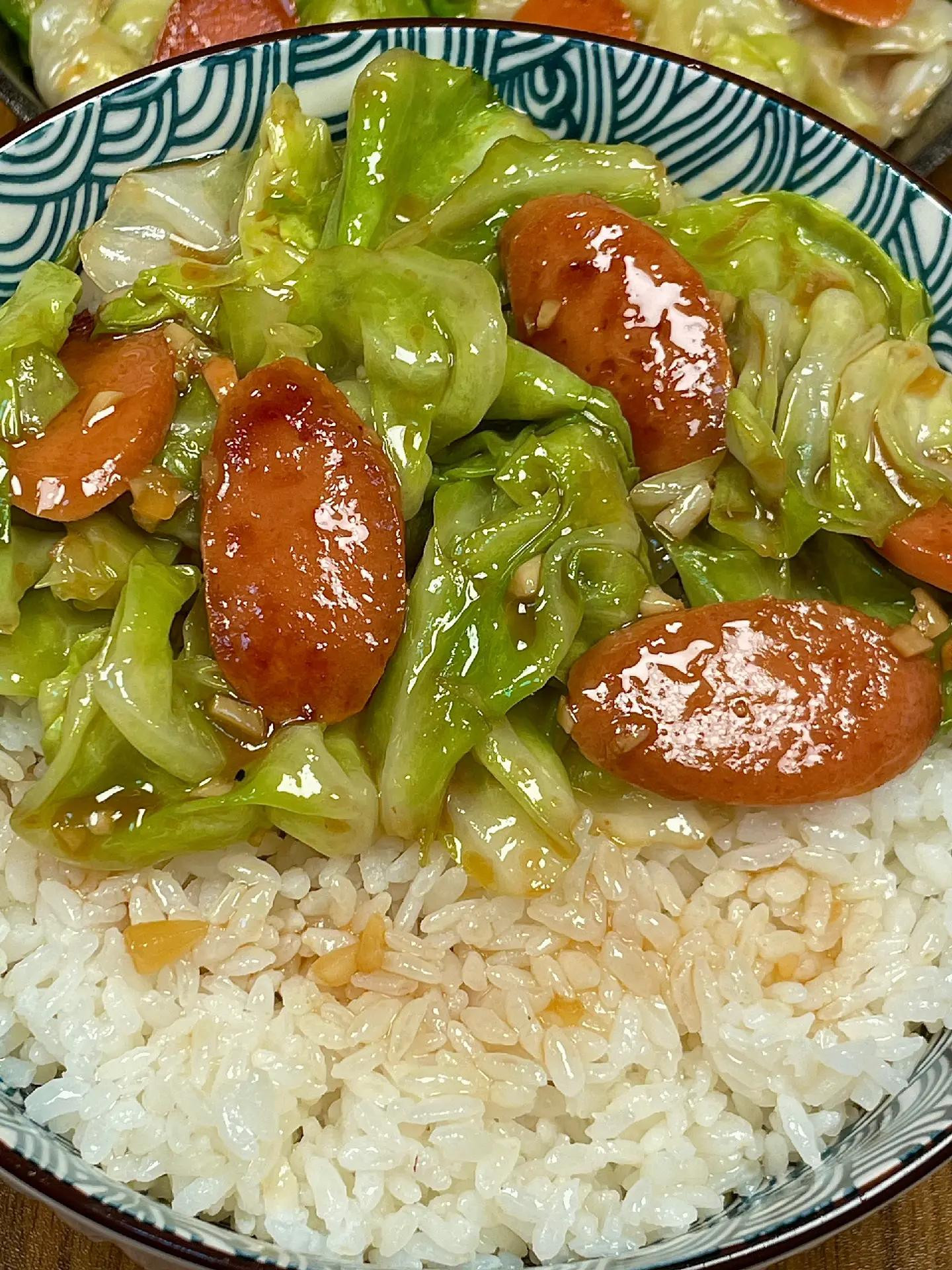 Xào bắp cải với xúc xích và tỏi băm, món ăn ngon đơn giản