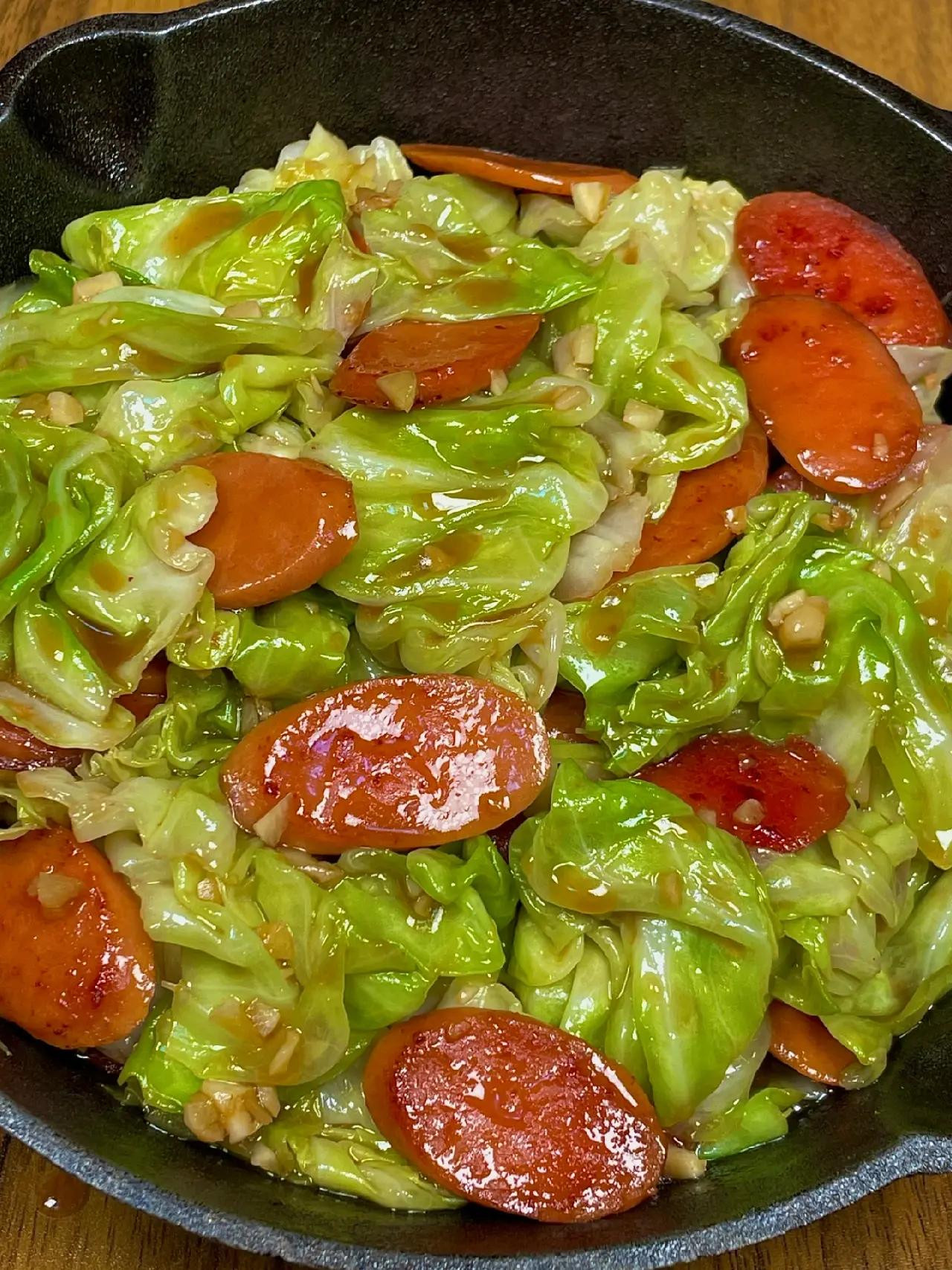 Xào bắp cải với xúc xích và tỏi băm, món ăn ngon đơn giản