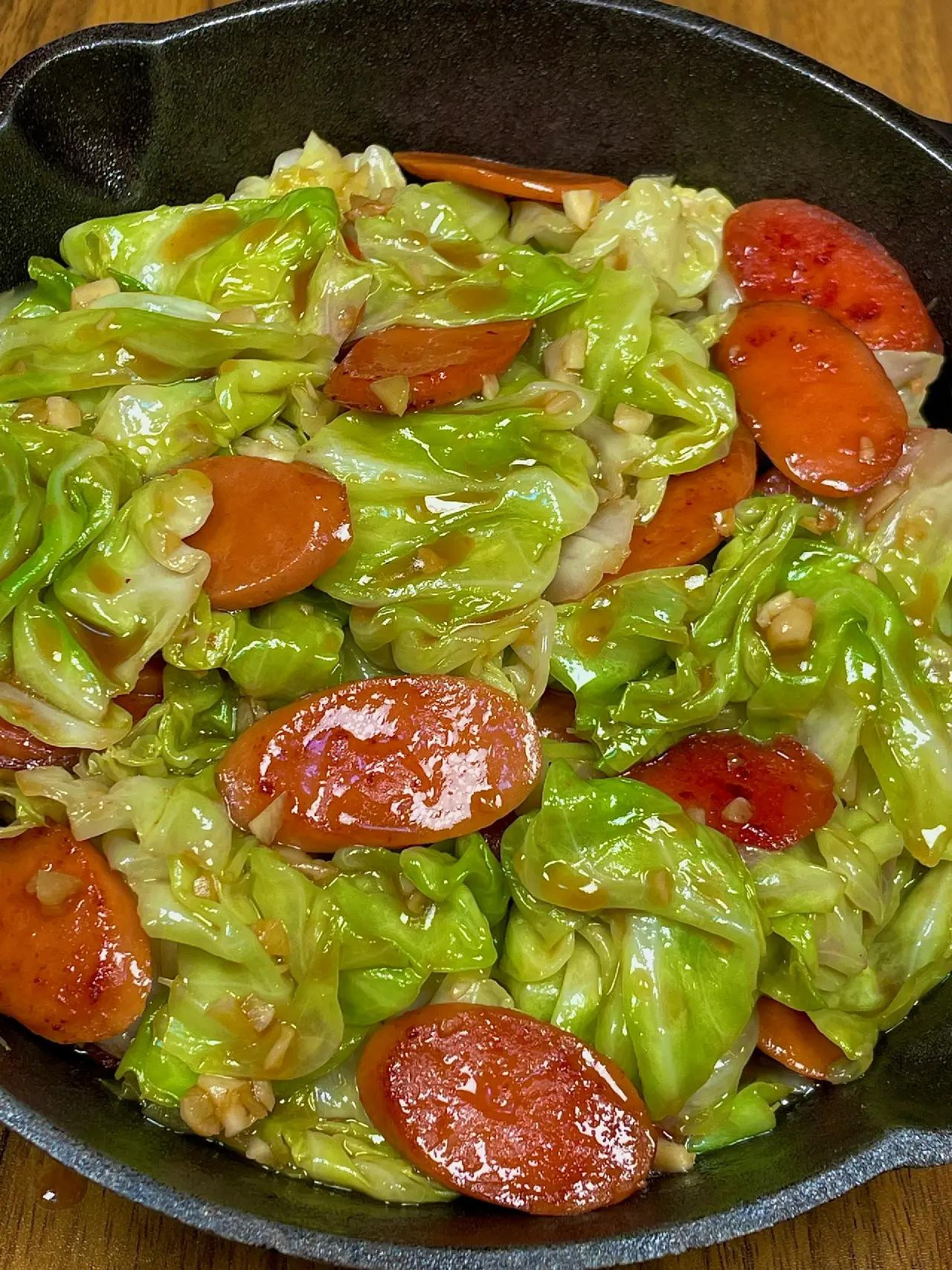 Xào bắp cải với xúc xích và tỏi băm, món ăn ngon đơn giản