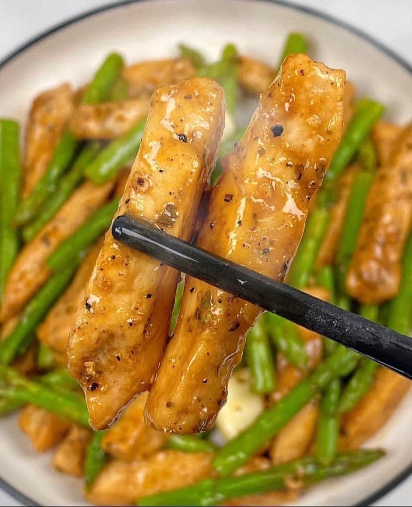 Xào ức gà và măng tây với tỏi, nước tương và dầu hào