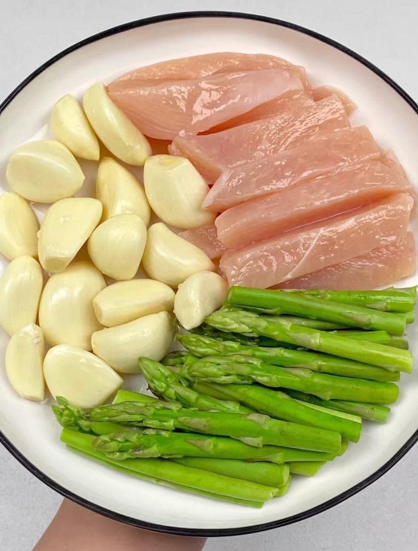 Xào ức gà và măng tây với tỏi, nước tương và dầu hào