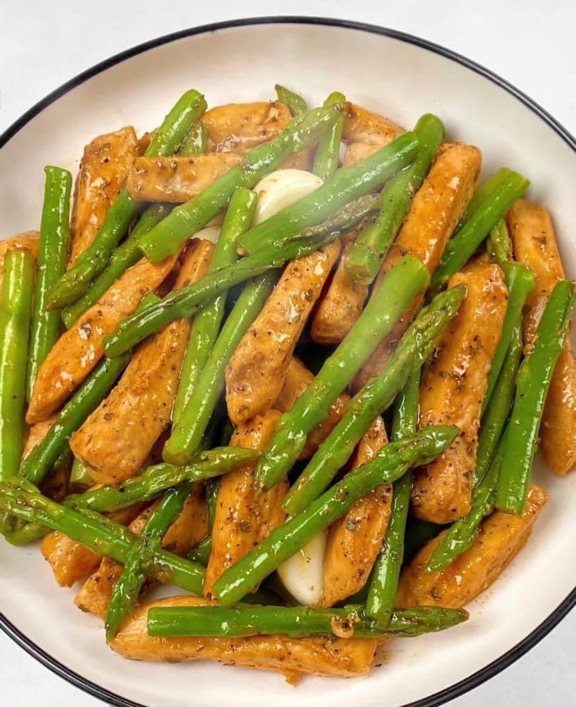 Xào ức gà và măng tây với tỏi, nước tương và dầu hào