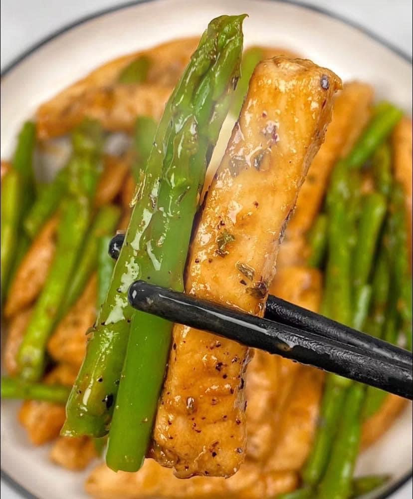 Xào ức gà và măng tây với tỏi, nước tương và dầu hào