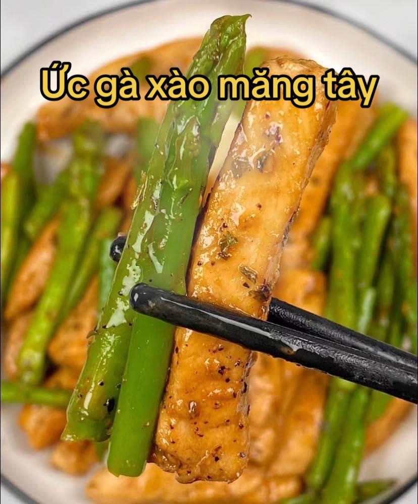 Xào ức gà và măng tây với tỏi, nước tương và dầu hào