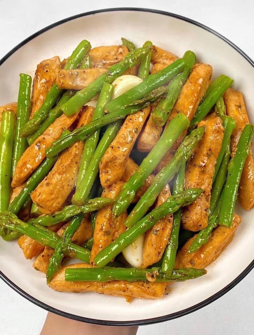 Xào ức gà và măng tây với tỏi, nước tương và dầu hào