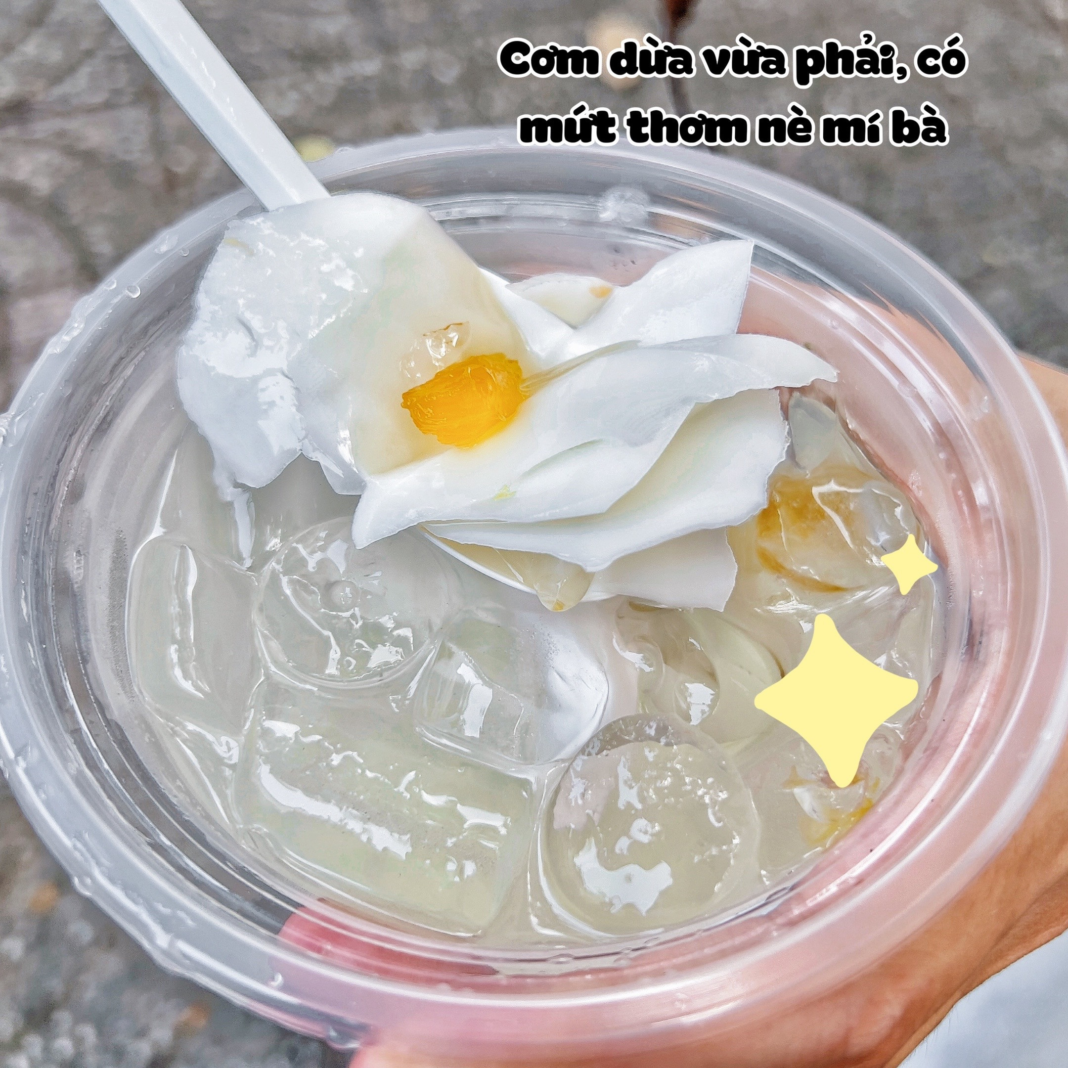 Xe dừa tắc có chỗ 8 chuyện, giá 18k/lý với cơm dừa vừa phải và mút thơm