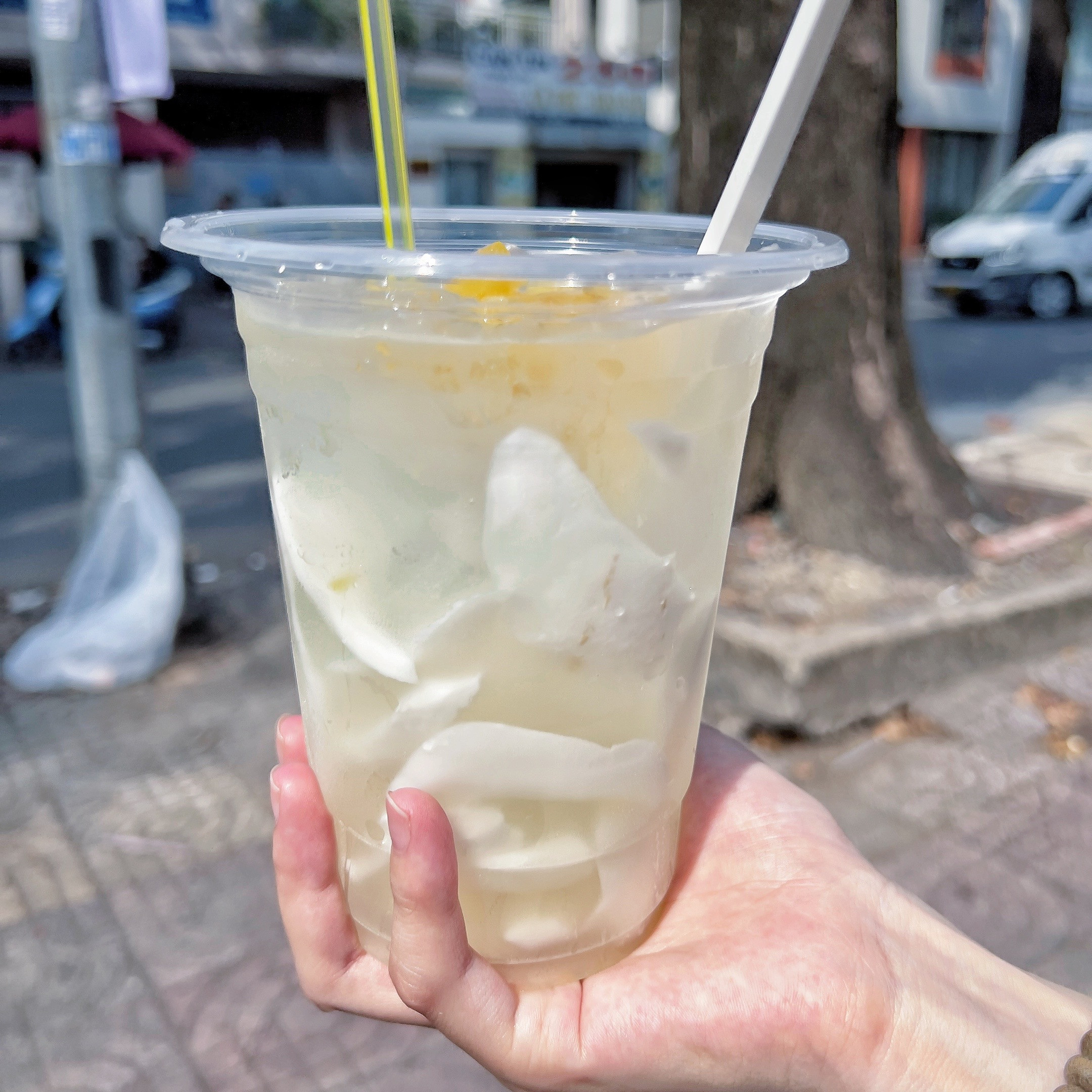 Xe dừa tắc có chỗ 8 chuyện, giá 18k/lý với cơm dừa vừa phải và mút thơm