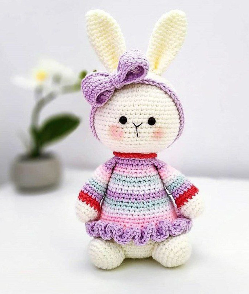 Зайка амигуруми: схема вязания с цветным платьем