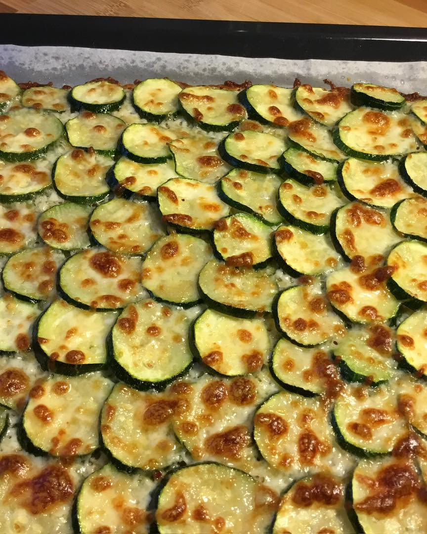Zucchine al forno con mozzarella: ricetta semplice con zucchine a fette, parmigiano e formaggio gratinato in teglia
