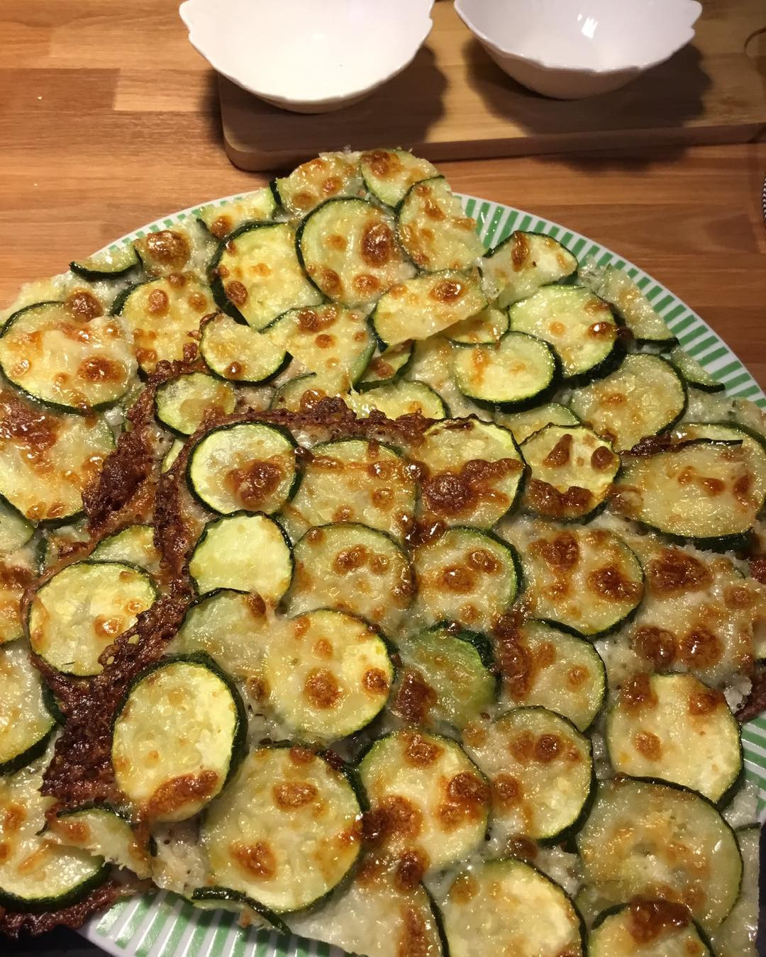 Zucchine al forno con mozzarella: ricetta semplice con zucchine a fette, parmigiano e formaggio gratinato in teglia