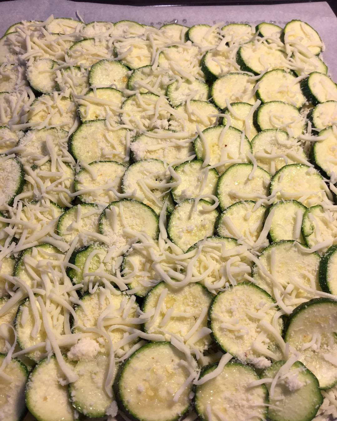 Zucchine al forno con mozzarella: ricetta semplice con zucchine a fette, parmigiano e formaggio gratinato in teglia