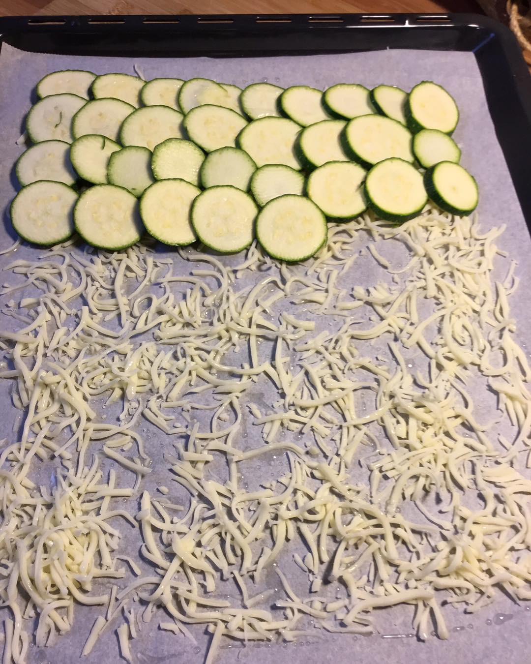 Zucchine al forno con mozzarella: ricetta semplice con zucchine a fette, parmigiano e formaggio gratinato in teglia