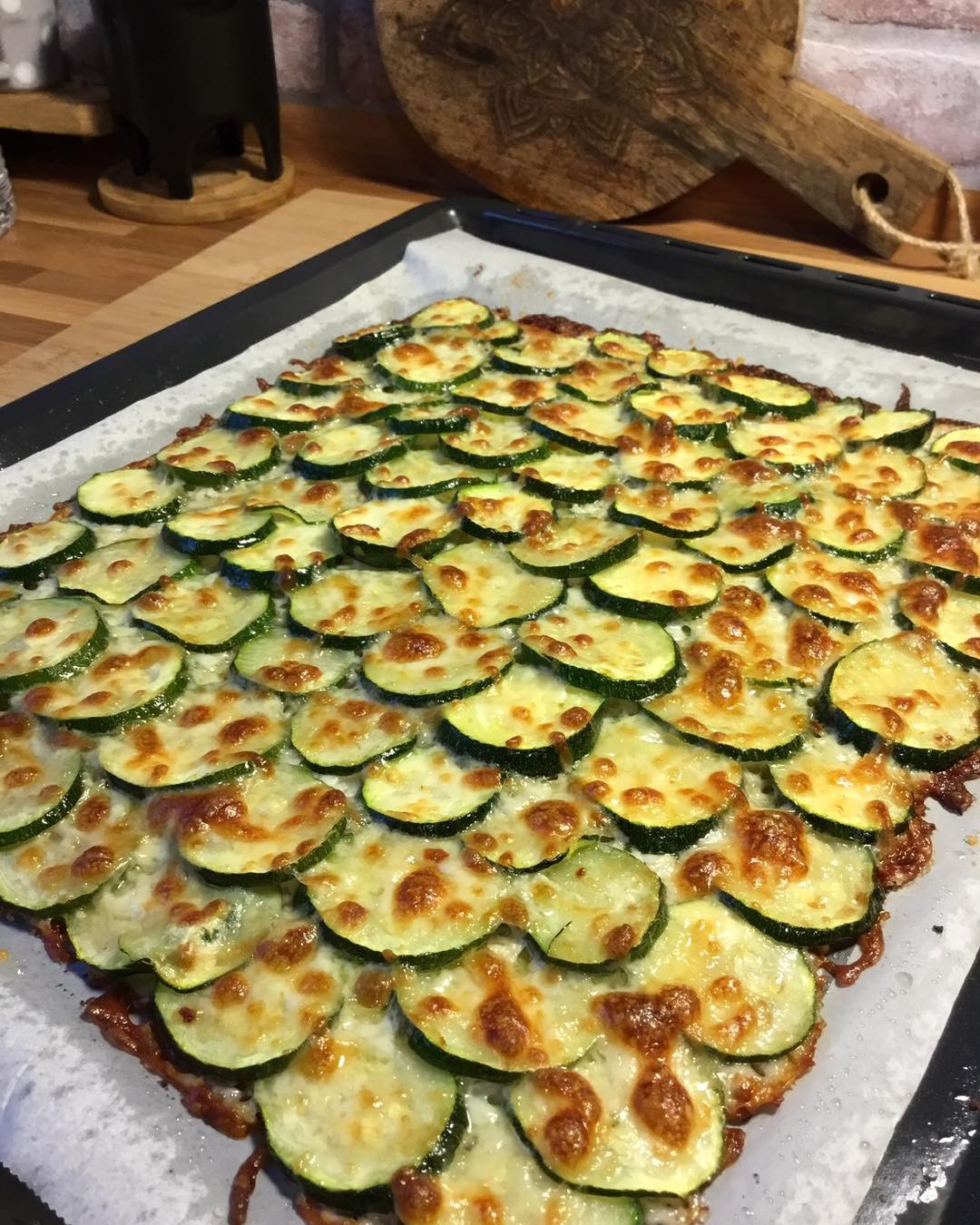 Zucchine al forno con mozzarella: ricetta semplice con zucchine a fette, parmigiano e formaggio gratinato in teglia
