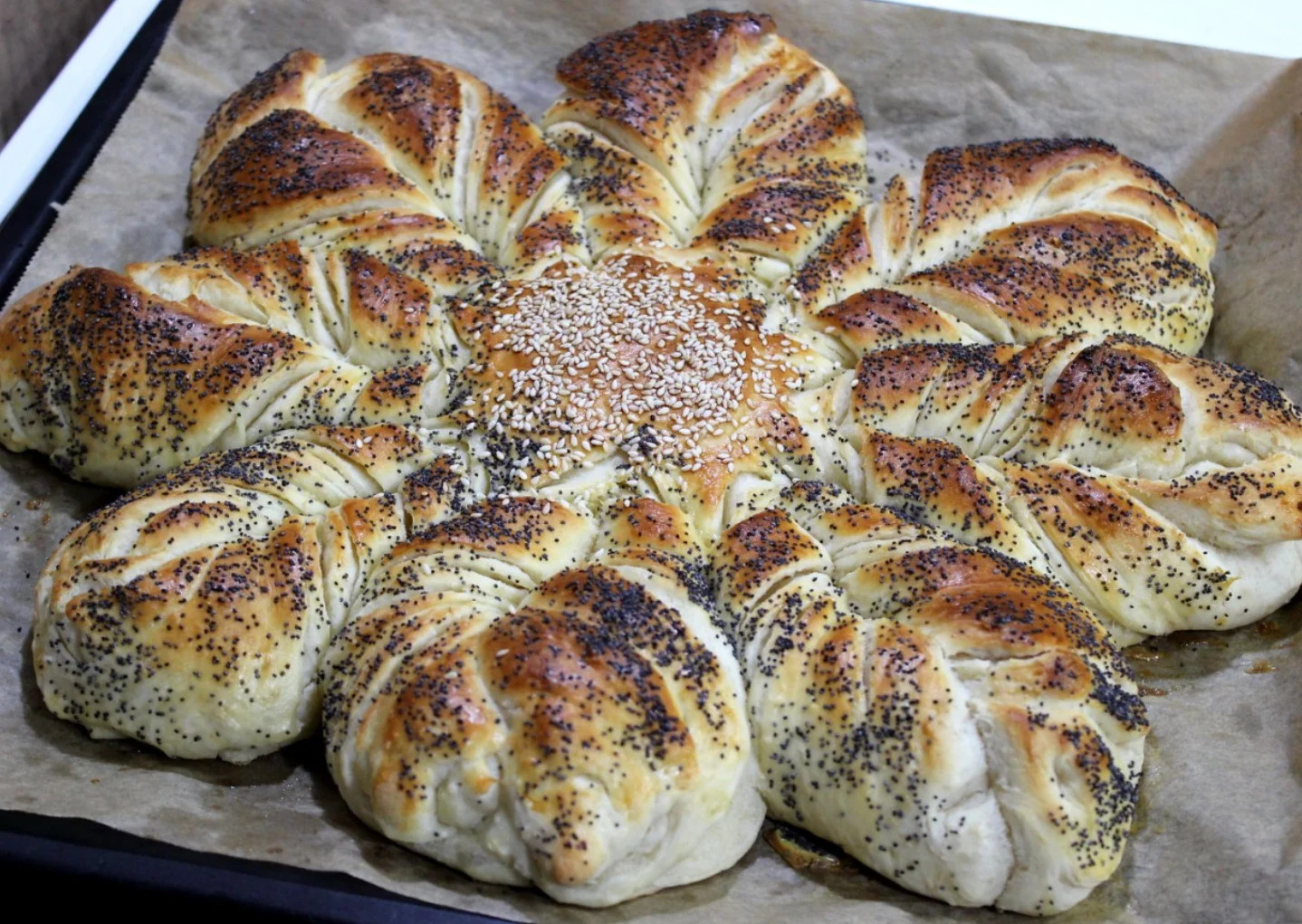 Zvijezda pogaca - Star bread with poppy seeds and sesame
