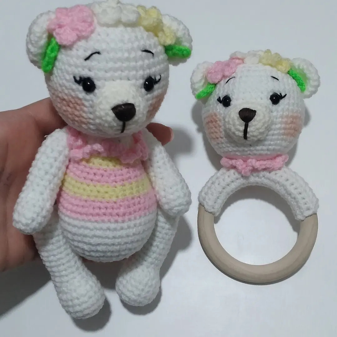 Amigurumi gấu bông trắng mặc váy sọc pastel và vòng lắc cho bé