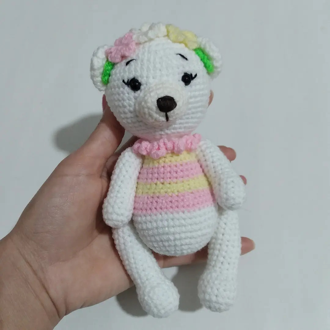 Amigurumi gấu bông trắng mặc váy sọc pastel và vòng lắc cho bé