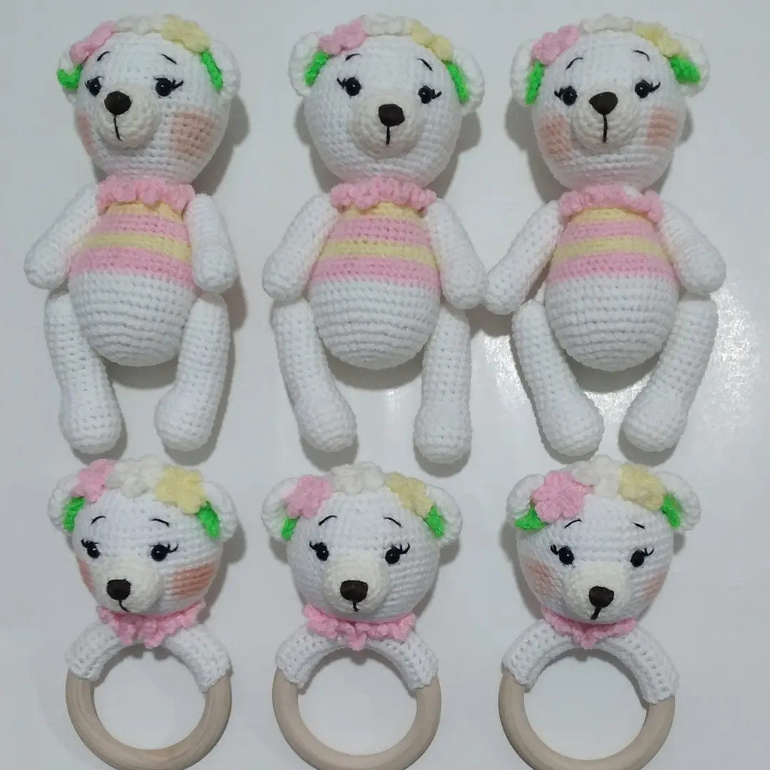 Amigurumi gấu bông trắng mặc váy sọc pastel và vòng lắc cho bé