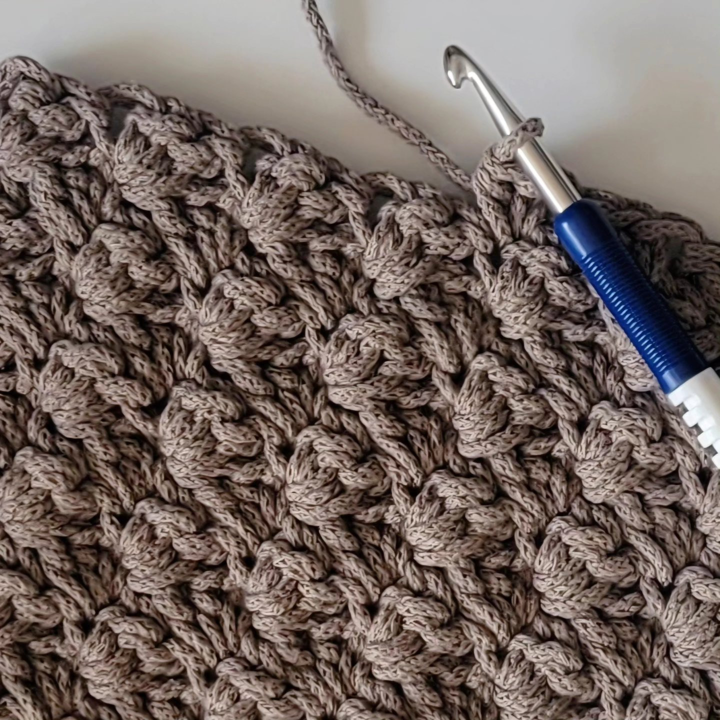 Anleitung Sedge Stitch: Häkelanleitung für ein leichtes Deckenmuster