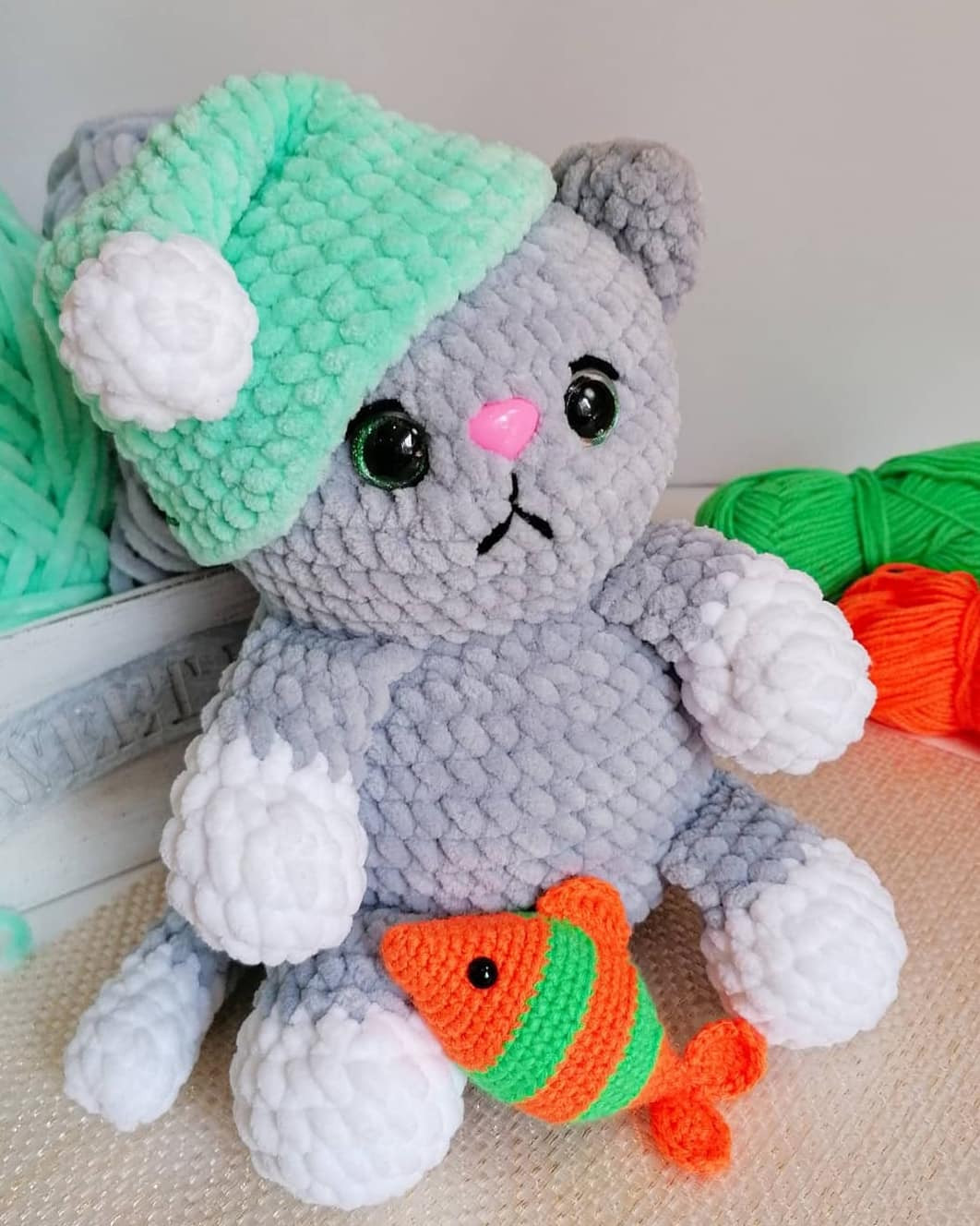 Бесплатная схема вязания амигуруми котёнка с рыбкой и шапочкой