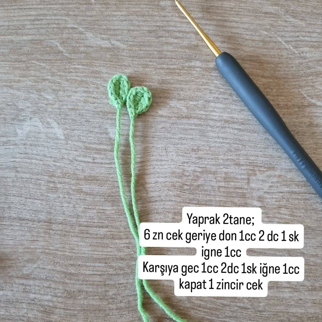 Crochet Flower Bookmark Tutorial: Step-by-Step Guide for Colorful Floral Designs