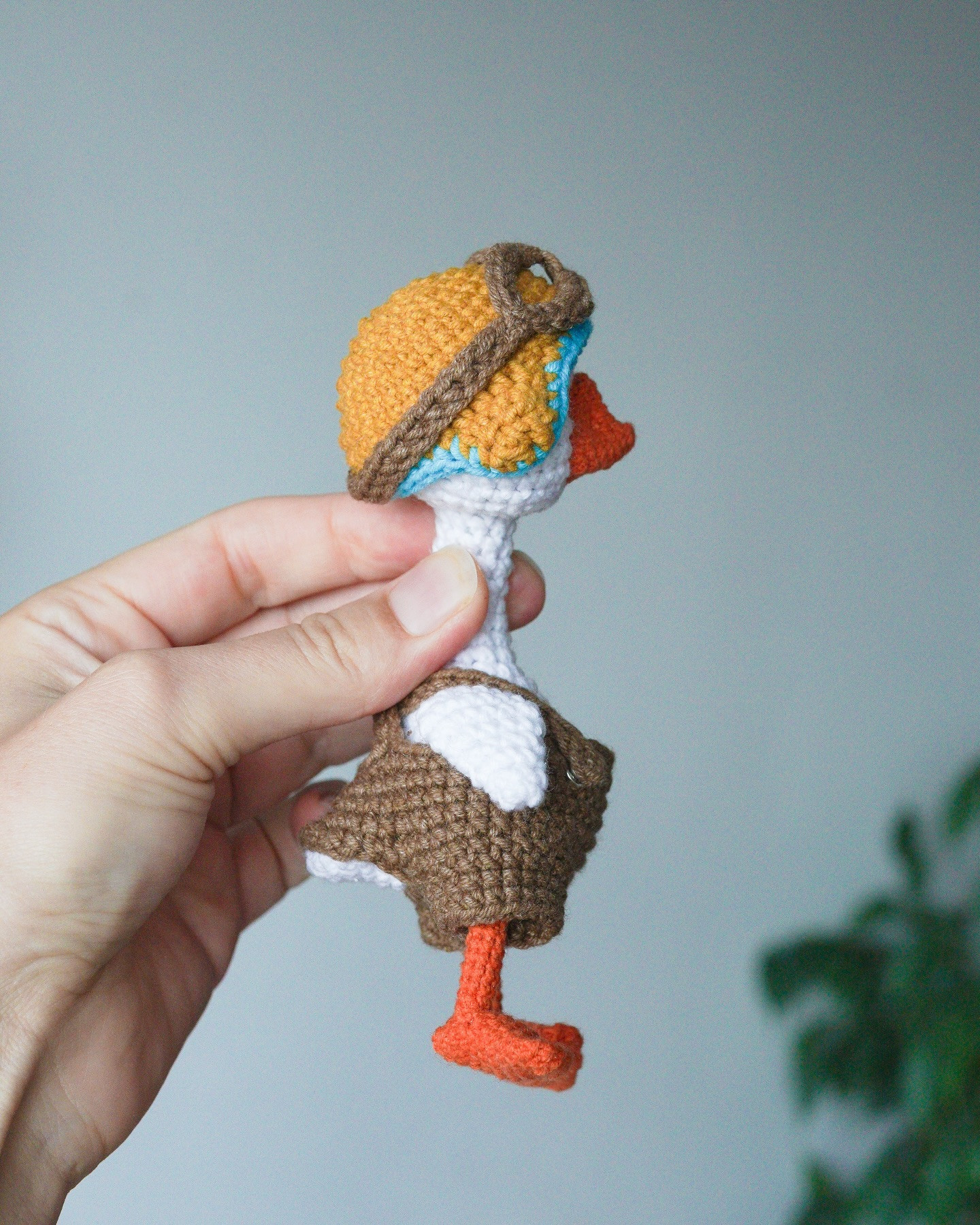 Free crochet pattern for pilot's hat, glasses and amigurumi duck doll