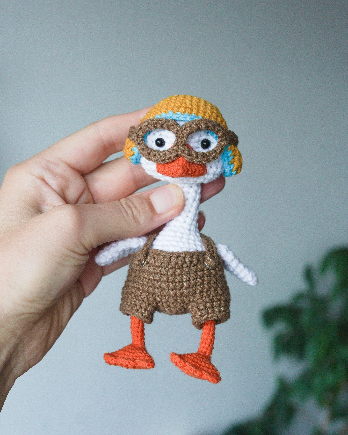 Free crochet pattern for pilot's hat, glasses and amigurumi duck doll