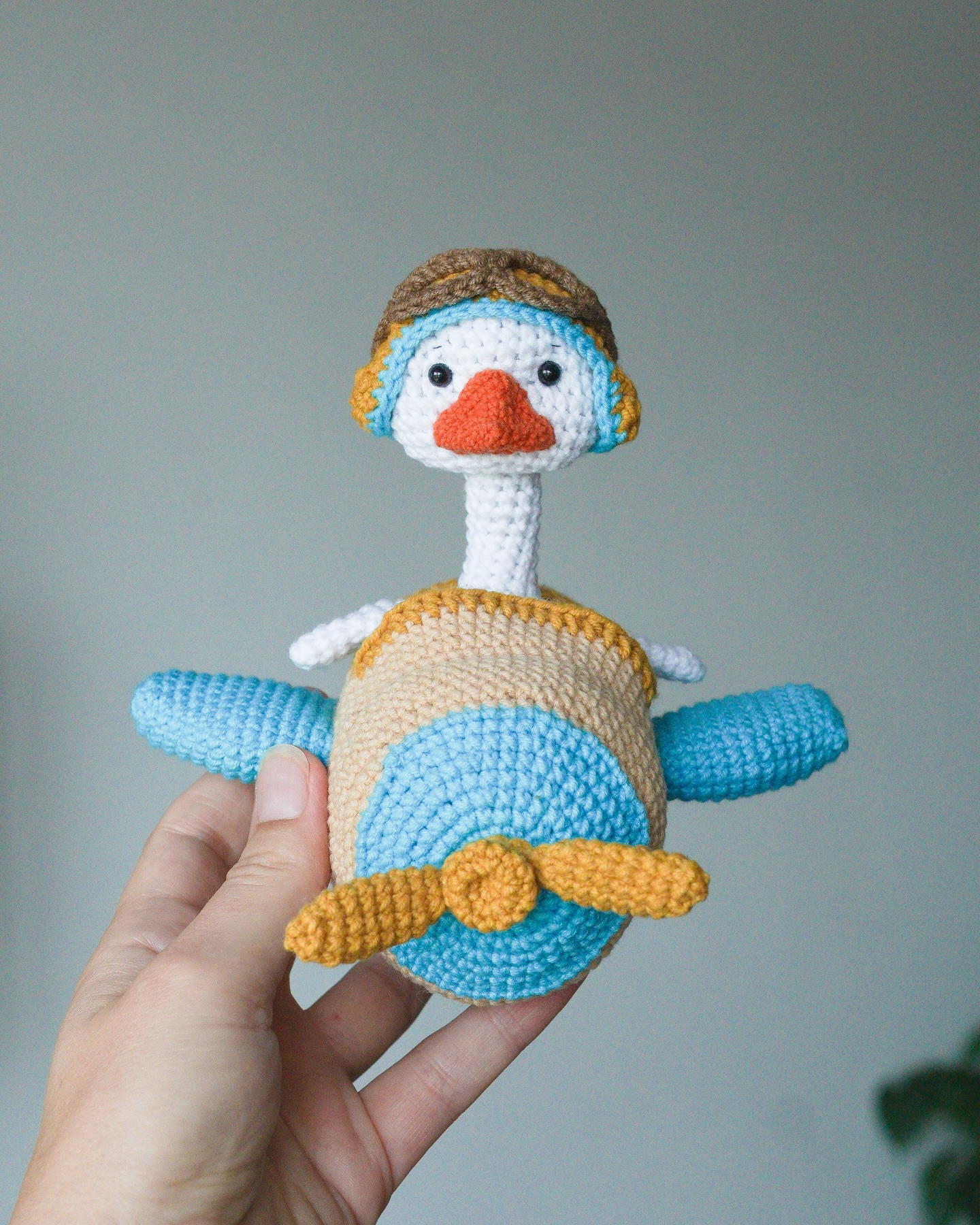 Free crochet pattern for pilot's hat, glasses and amigurumi duck doll