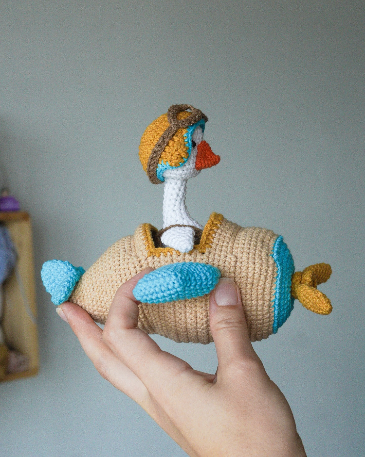 Free crochet pattern for pilot's hat, glasses and amigurumi duck doll