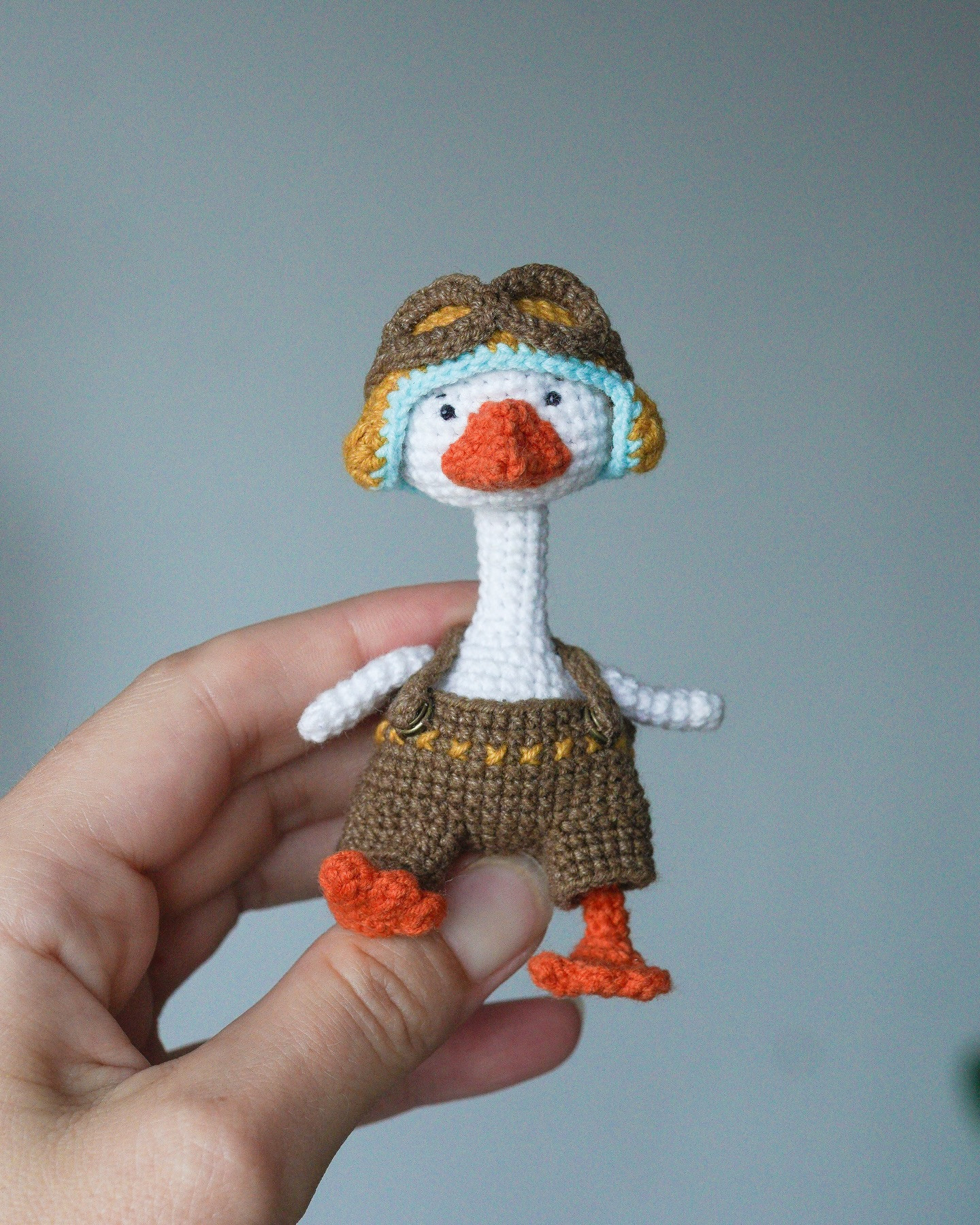 Free crochet pattern for pilot's hat, glasses and amigurumi duck doll