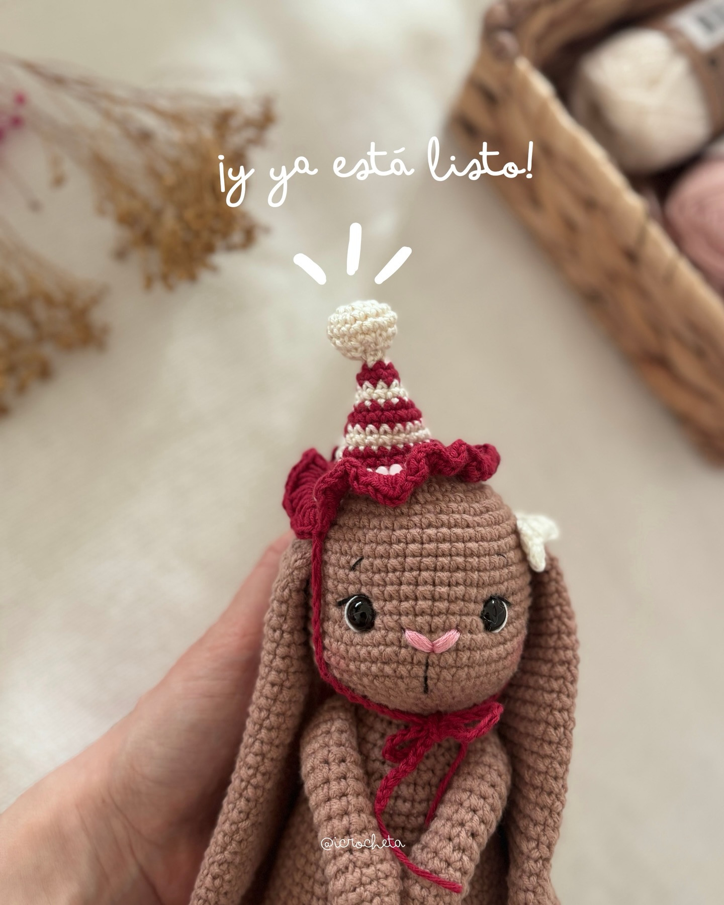 Free Crochet Pattern: Fuchsia and Cream Birthday Party Hat for Amigurumi