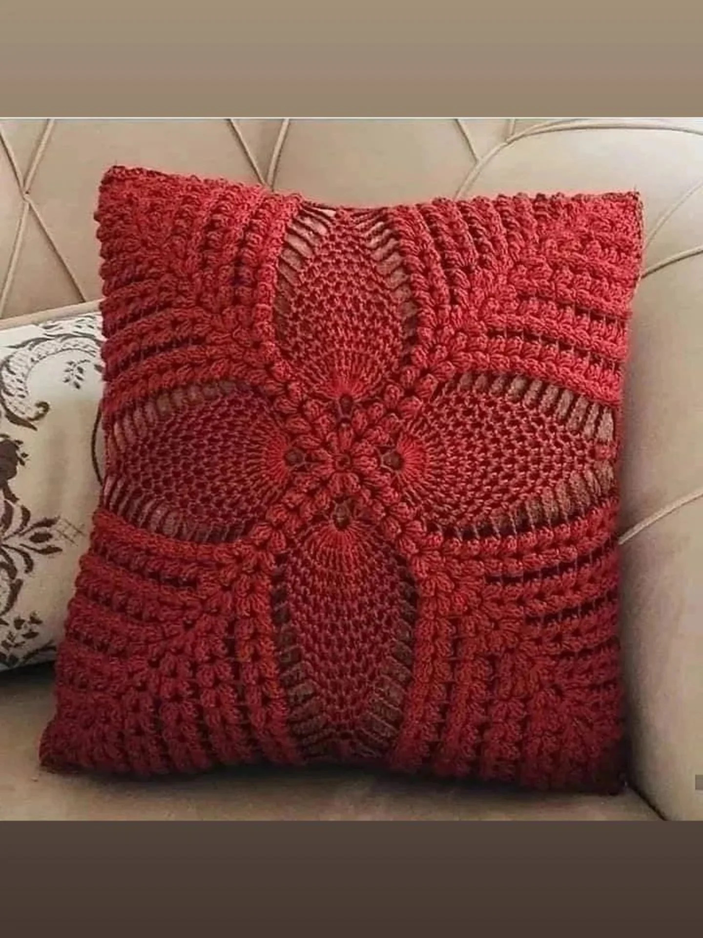 Galeria de almofadas crochê decorativas com flores, arco-íris e gráficos de ponto