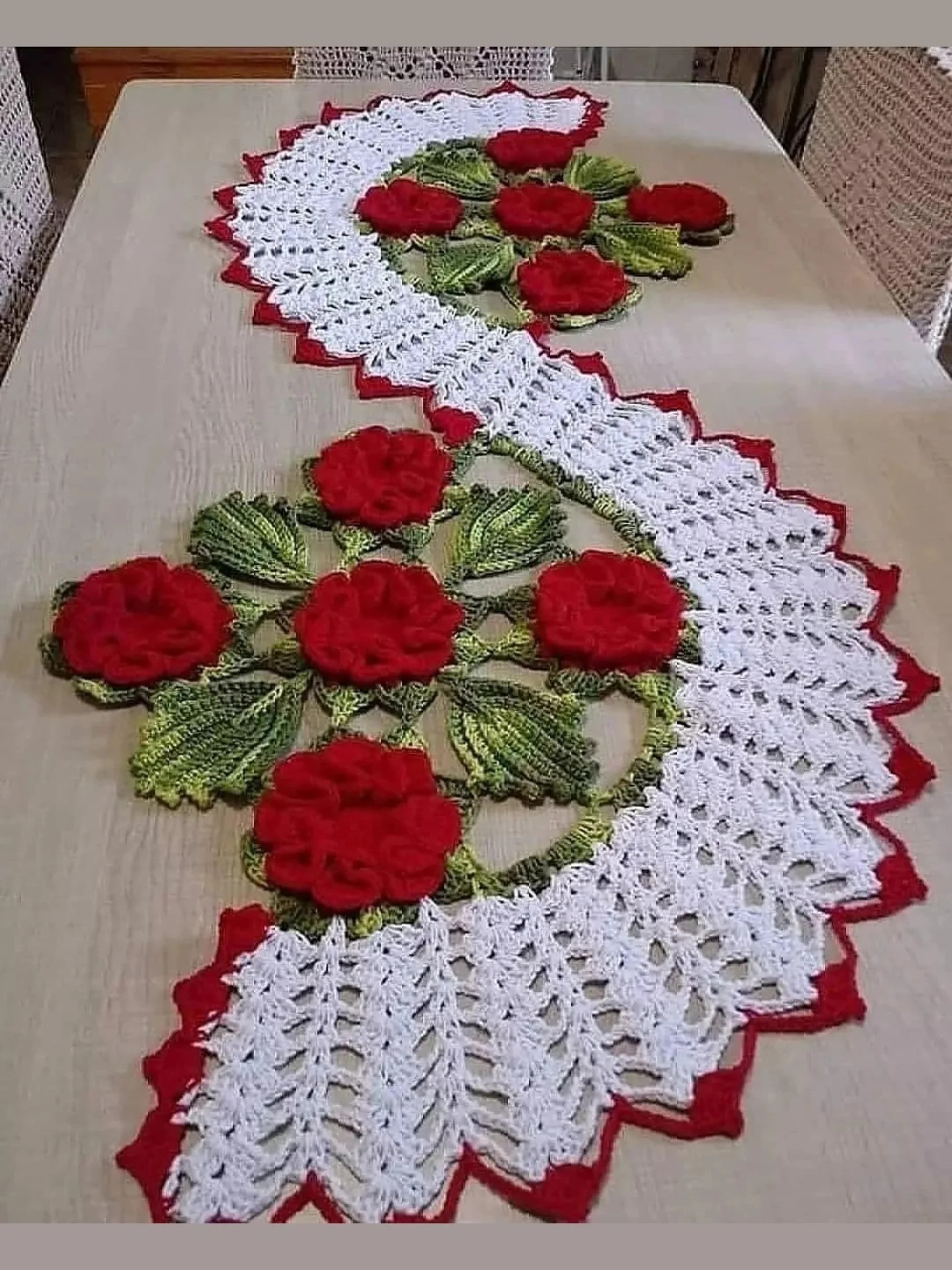 Galeria de almofadas crochê decorativas com flores, arco-íris e gráficos de ponto