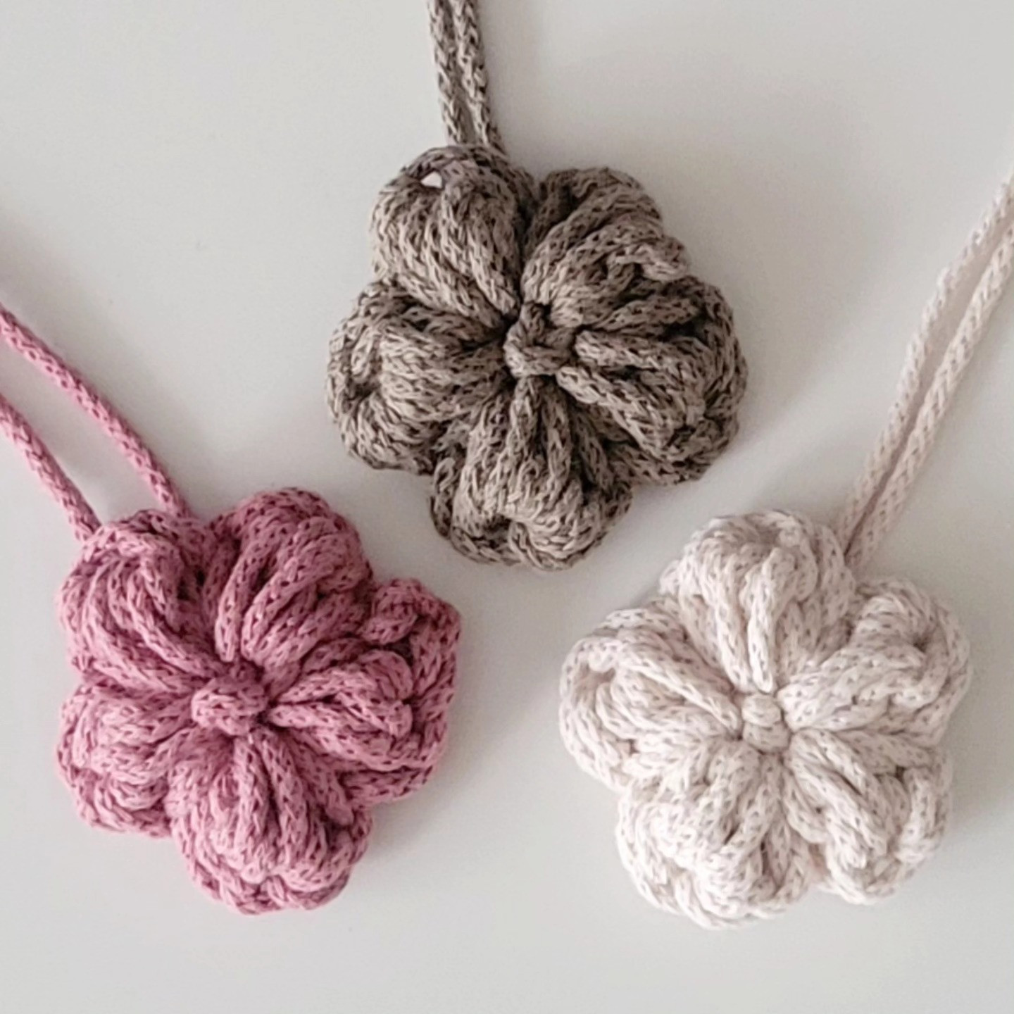 Häkelanleitung für Blüten: Anleitung, Legende und Chart für rosa, beige und weiße Häkelblumen mit Bobbiny Junior Garn