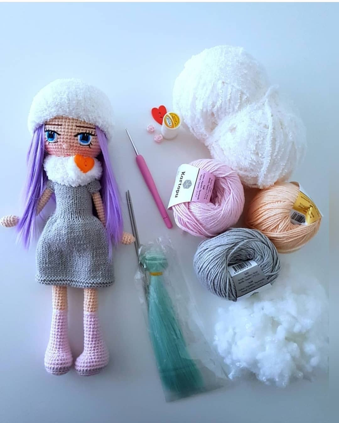 Hướng dẫn chi tiết cách móc búp bê amigurumi Bella Bebek với mái tóc tím và váy xám