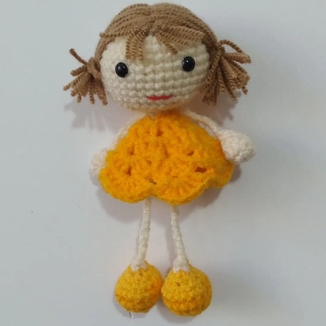 Hướng dẫn chi tiết cách móc búp bê amigurumi dễ thương với váy hồng và vàng, kèm sơ đồ từng hàng