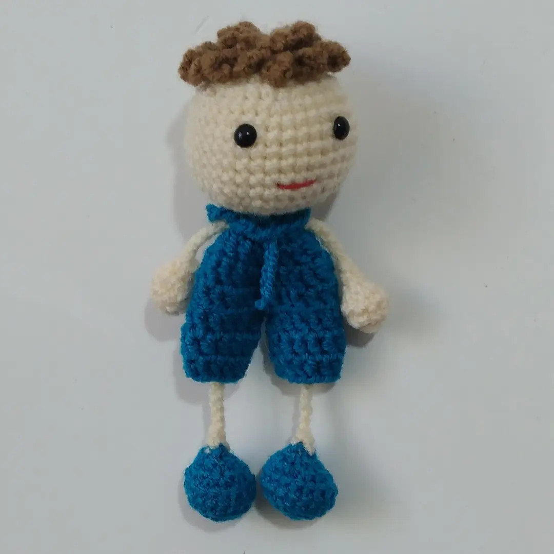 Hướng dẫn chi tiết cách móc búp bê amigurumi dễ thương với váy hồng và vàng, kèm sơ đồ từng hàng