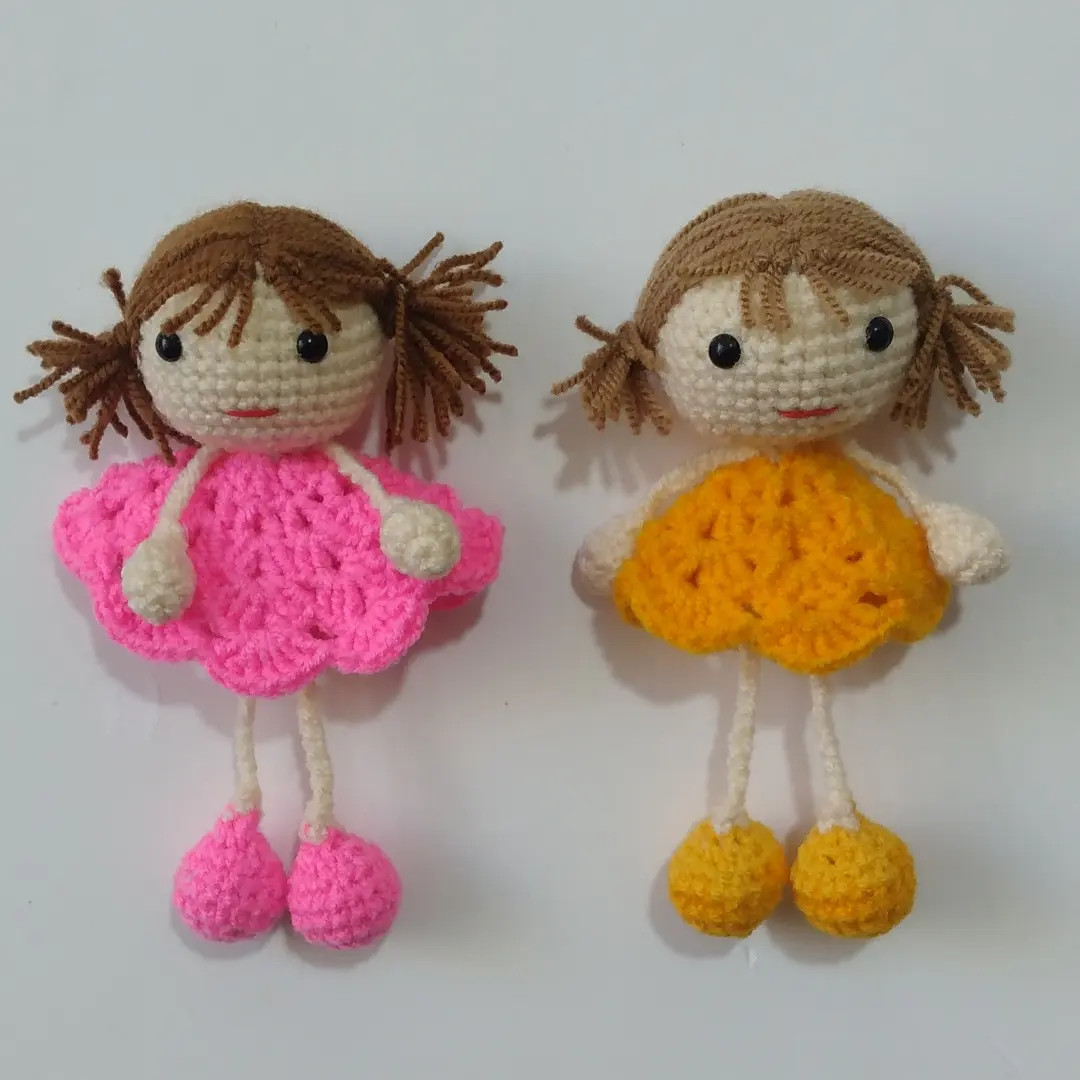 Hướng dẫn chi tiết cách móc búp bê amigurumi dễ thương với váy hồng và vàng, kèm sơ đồ từng hàng