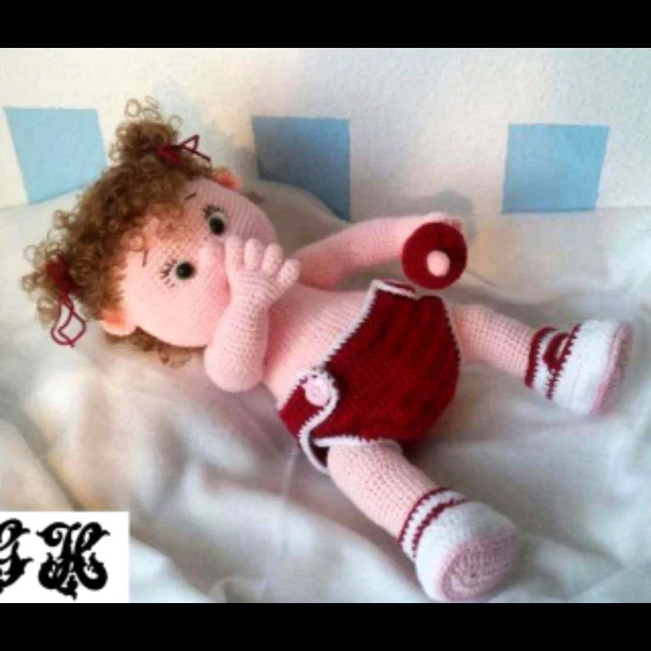 Hướng dẫn chi tiết cách móc búp bê amigurumi tóc xoăn, bao gồm các bước làm đầu, tay và chân
