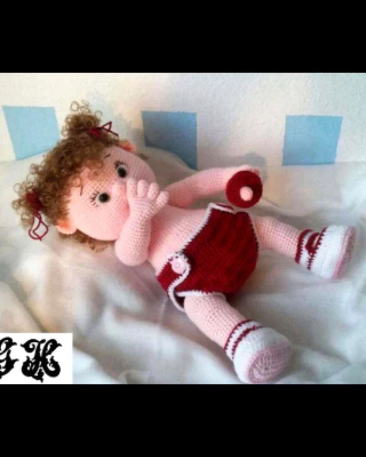 Hướng dẫn chi tiết cách móc búp bê amigurumi tóc xoăn, bao gồm các bước làm đầu, tay và chân