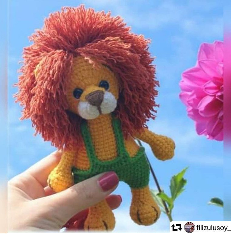 Hướng dẫn chi tiết cách móc búp bê sư tử (Lion) amigurumi dễ thương với bộ đồ màu xanh và váy hồng