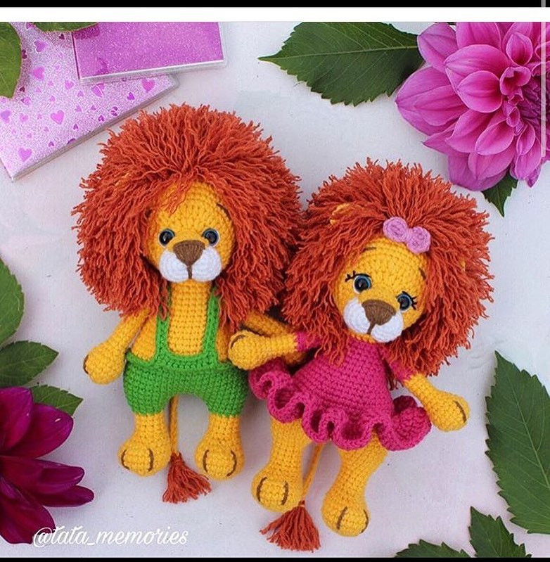 Hướng dẫn chi tiết cách móc búp bê sư tử (Lion) amigurumi dễ thương với bộ đồ màu xanh và váy hồng