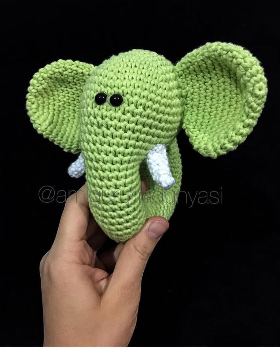Hướng dẫn chi tiết cách móc búp bê voi xanh Amigurumi dễ thương, bao gồm các bước làm đầu, vòi và tai